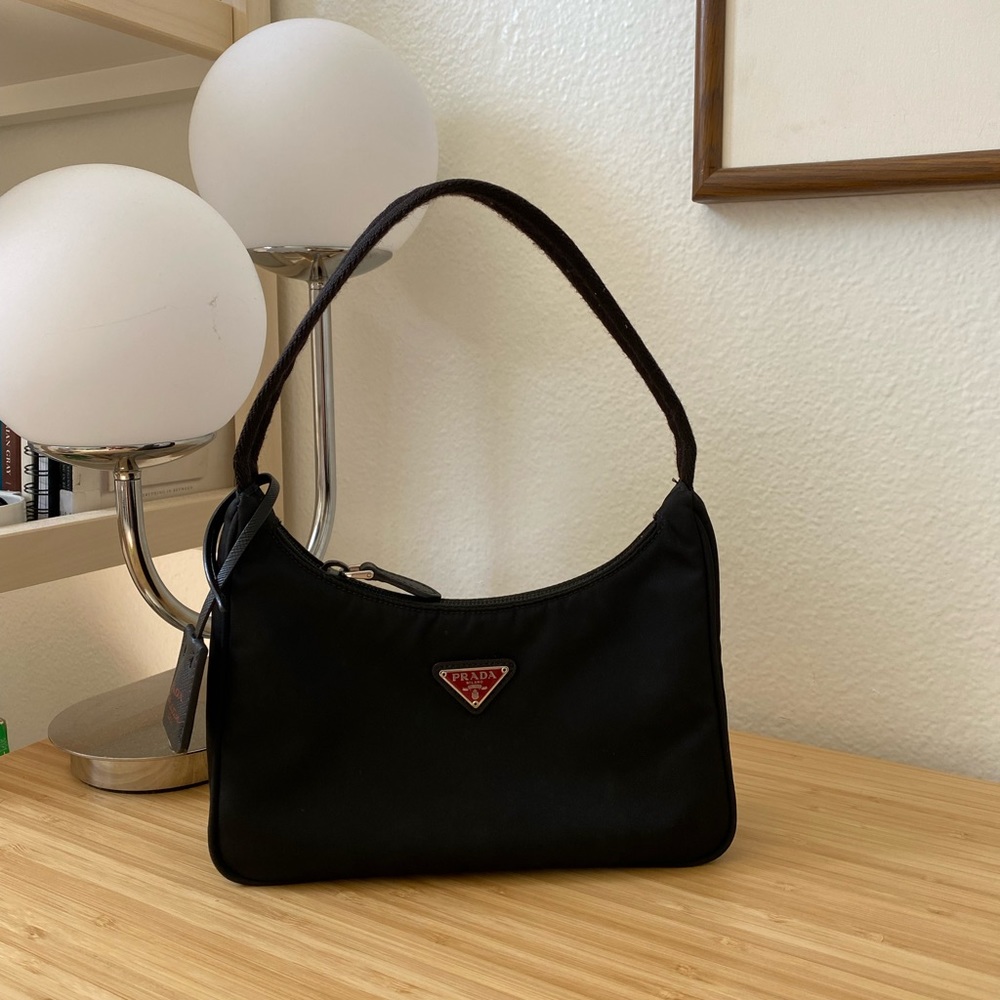 prada re-edition 2000 nylon mini bag limited edition black/red colorway